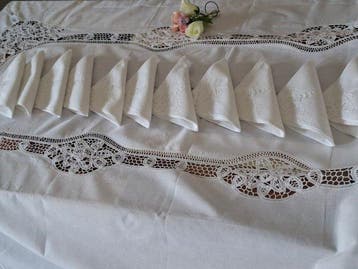 Betoverende handdoek met mooie Brusselse kant. - Tafelkleed