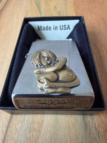 Zippo - Brushed chrome z aplikacj 3D przedstawiajc, Nieuw