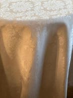 Damast wit tafelkleed voor ruime tafels, damast met bloemen.