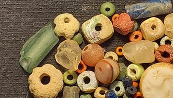 Oudegyptisch naar Latijn Glas meer dan honderd oude kralen