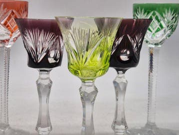 Kristallglas-Set – Fünf farbige Likörgläser mit Schliffdekor
