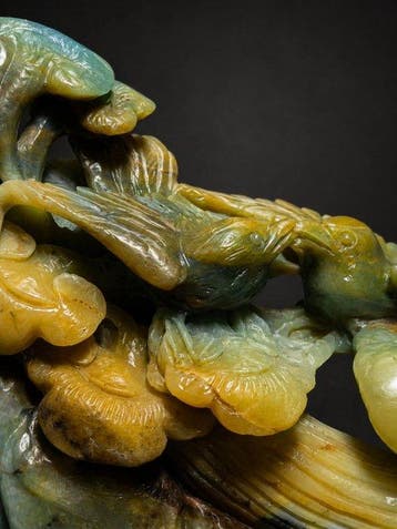 Amazoniet houtsnijwerk van een vogelkoppel op een boomtak-