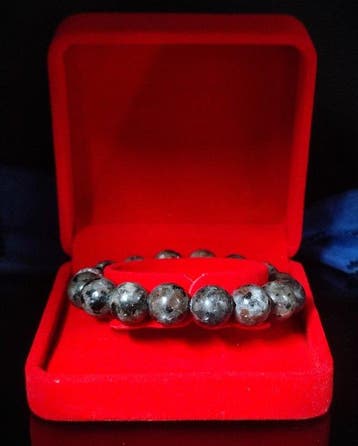 Prachtige natuurlijke Yooperlite-armband in geschenkdoos.