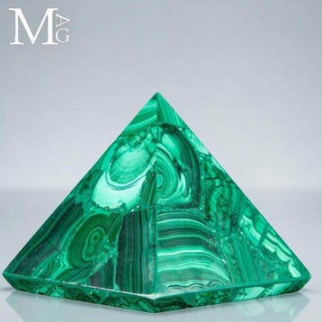 Levendig groen Congolese malachietpiramide met ingewikkelde, Verzamelen