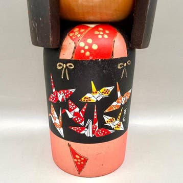 Kokeshi créative Sogen avec des grues origami peintes à la