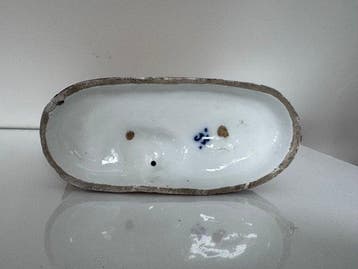 Statue, Jacob Petit Paris Porcelain Leeuw op rots - 16 cm -