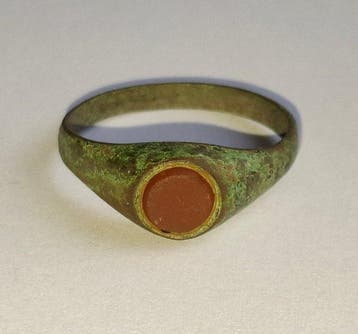 Médiéval Bronze Bague avec insert décoratif. Excellent état.