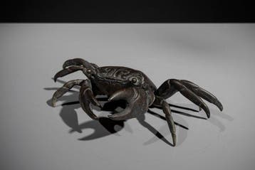 Brons - Een bronzen okimono van een krab met open klauwen. -