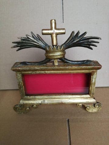 Boîte reliquaire surmontée d’une couronne avec une croix -