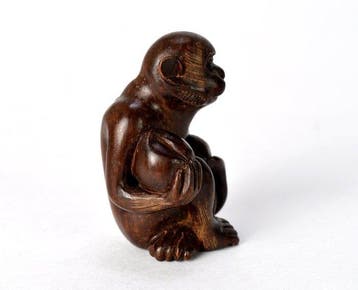Prachtig antiek Japans houten netsuke – Aap die een perzik