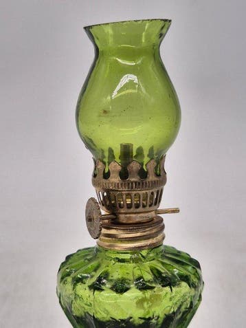 Olielamp - Miniatuur-petroleumlamp – groen glas en messing –