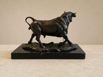 Sculpture, Krachtige schrijdende stier - 14.2 cm - Bronze,