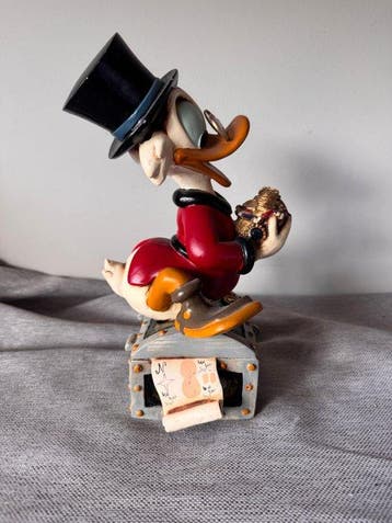 Disney - Uncle Scrooge sitting on a Treasure Box 28 cm, Nieuw