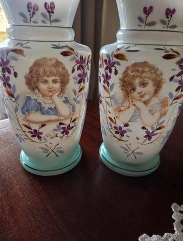 Kan (2) - Opaline glas - Paar kannen in Art Nouveau-stijl.
