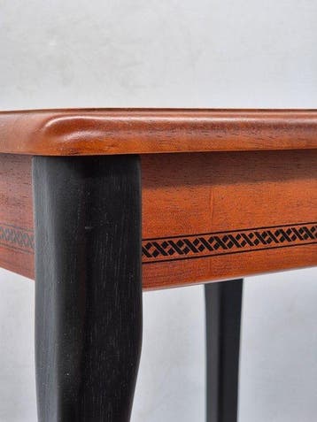 Klassischer Beistelltisch – Holz mit Intarsienband und