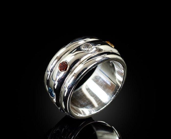 Veelkleurige natuurlijke gefacetteerde edelstenen in een, Verzamelen, Mineralen en Fossielen