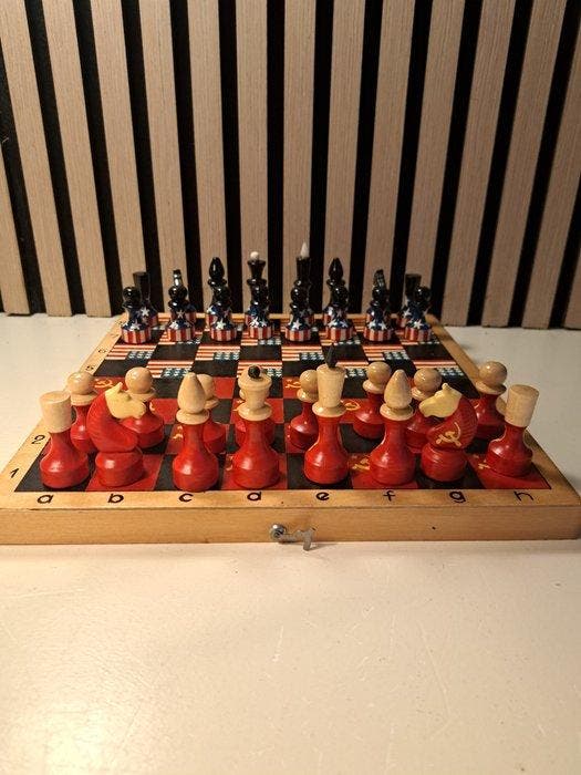 Schaakspel - USA vs USSR Cold War Chess Set -, Antiek en Kunst, Curiosa en Brocante