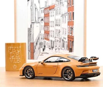 Norev 1:18 - Modelauto - Porsche 911 GT3 2021 Jaune Bahama