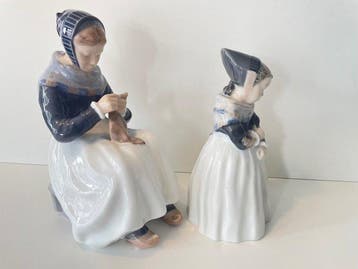 Royal Copenhagen - Figuur - Seated woman knitting and