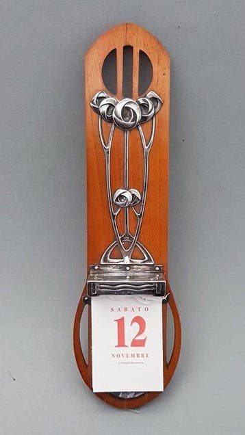 Sculpture, Kalender met zilveren ornamenten. - 21.5 cm -, Antiek en Kunst
