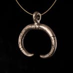 Époque Viking Argent Pendentif amulette lunule avec embouts, Antiquités & Art