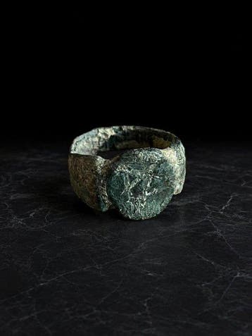 Middeleeuws Brons Ring met ronde zetting – 1e tot 3e eeuw na, Antiek en Kunst
