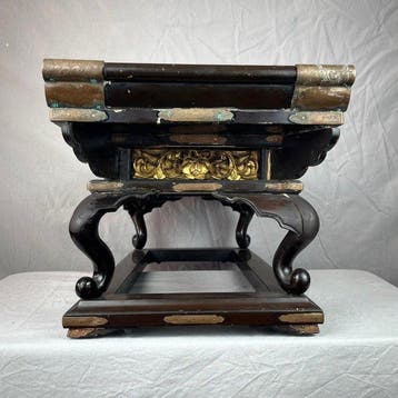 Table de sutra japonaise antique en bois laqué et bronze