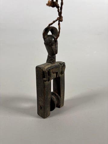 Poulie anthropozoomorphe - sculptuur - katrol - Baule -