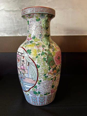Chinese porseleinen vaas Famille Rose met decor van figuren