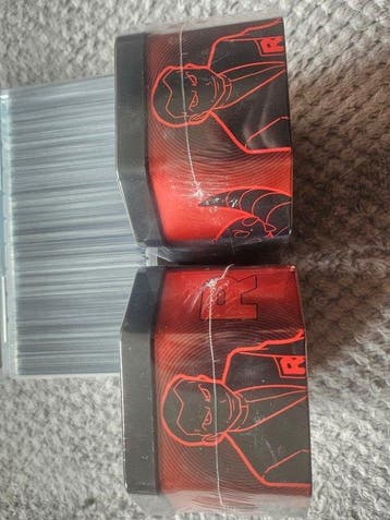 Pokémon Box - Team Rocket tin z Persianem i Mewtwo + 500, Nieuw