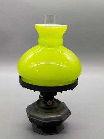 Lampe à huile - Ancienne lampe à pétrole avec abat-jour en