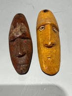 Set van twee fraaie amuletten uit het Sepik-gebied,