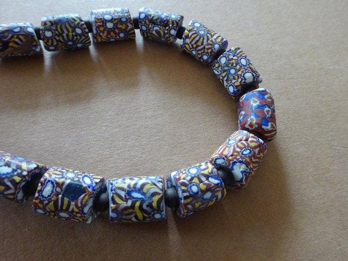 Ketting met 31 relatief korte kralen met mozaïek /, Antiek en Kunst, Kunst | Niet-Westerse kunst