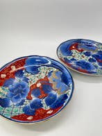 2 Oude Imari, Kinrande, goudbeschilderde pioenborden met