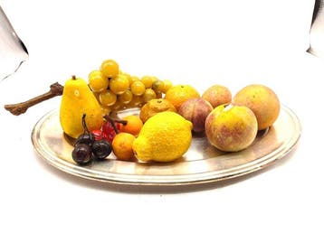 Figure - Lot de douze pièces de fruits en marbre et plateau