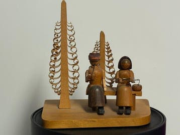Seiffen Erzgebirge: kersttafereeltje man en vrouw, zittend, Diversen, Nieuw