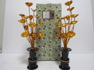Une paire de Jyôka  (fleurs de temple dorées - lotus) avec