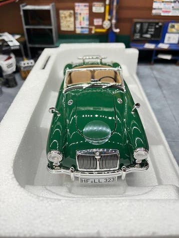 Norev 1:18 - Modelauto - MGA 1955 British Racing Green