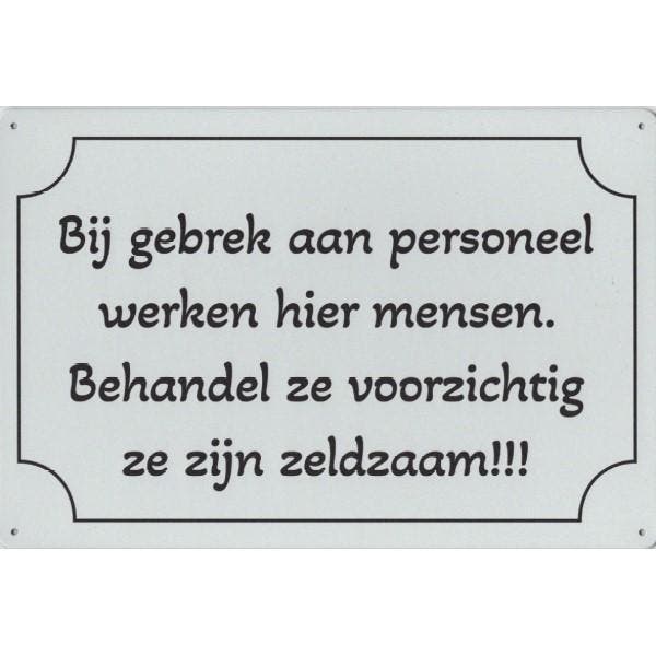Wandbord -  Bij Gebrek Aan Personeel Werken Hier Mensen Beha, Huis en Inrichting, Woonaccessoires | Wanddecoraties, Nieuw