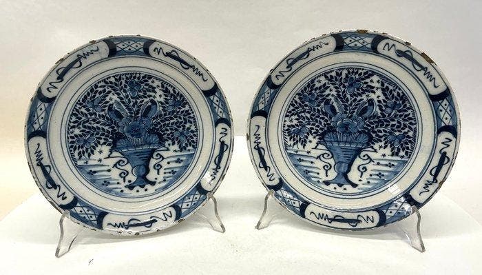 Paar Delftse blauw-witte faience borden met bloemvaasdecor –, Antiek en Kunst, Antiek | Glaswerk en Kristal