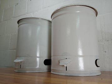 Panier (2) - Poubelles à pédale blanches au style vintage -