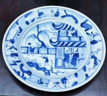 Een blauw-wit bord met figuren - Porselein - China - 20e