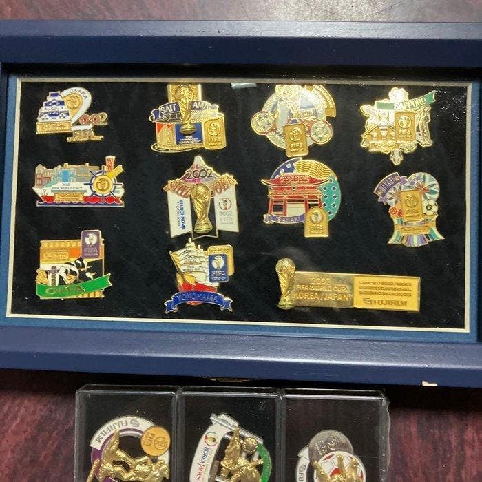 Insigne FIFA World Cup 2002 Collector’s Pin Badge Set —, Verzamelen, Overige Verzamelen