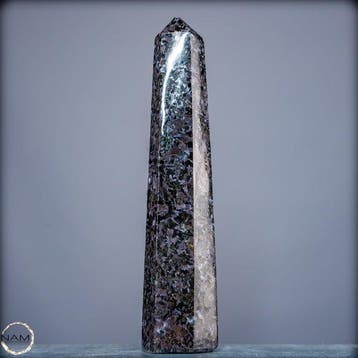 Natuurlijke Merlinit-obelisk – Zeldzame, mystiek aandoende, Antiek en Kunst