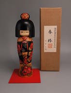 Creatieve Kokeshi-pop “Lente-Camelia” door de Premier’s
