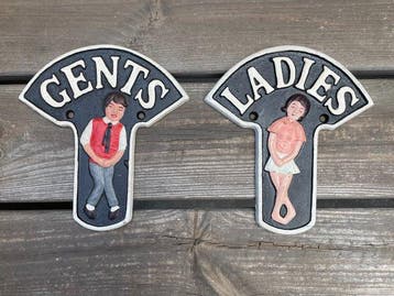 Decoratief ornament - Set van twee gietijzeren toiletbordjes