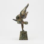 Beeld, NO RESERVE PRICE - Patinated Voluptuous Balancing, Antiek en Kunst