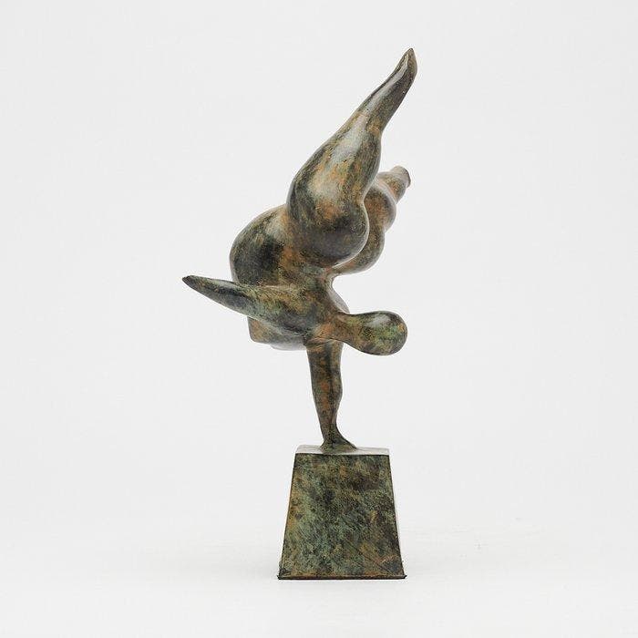 Beeld, NO RESERVE PRICE - Patinated Voluptuous Balancing, Antiek en Kunst, Kunst | Designobjecten