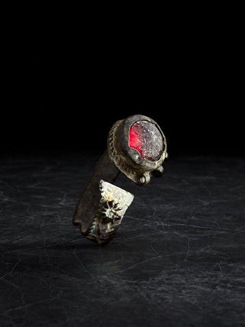Islamitisch Brons Ring met rode steen uit de 12e tot en met