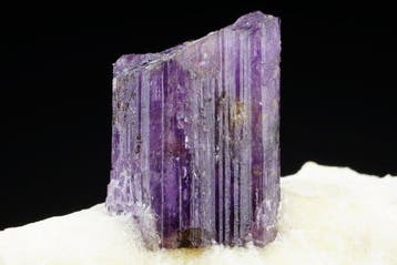 NIEUWE VONDST - paarse SCAPOLITE op fluorescerende UV-matrix